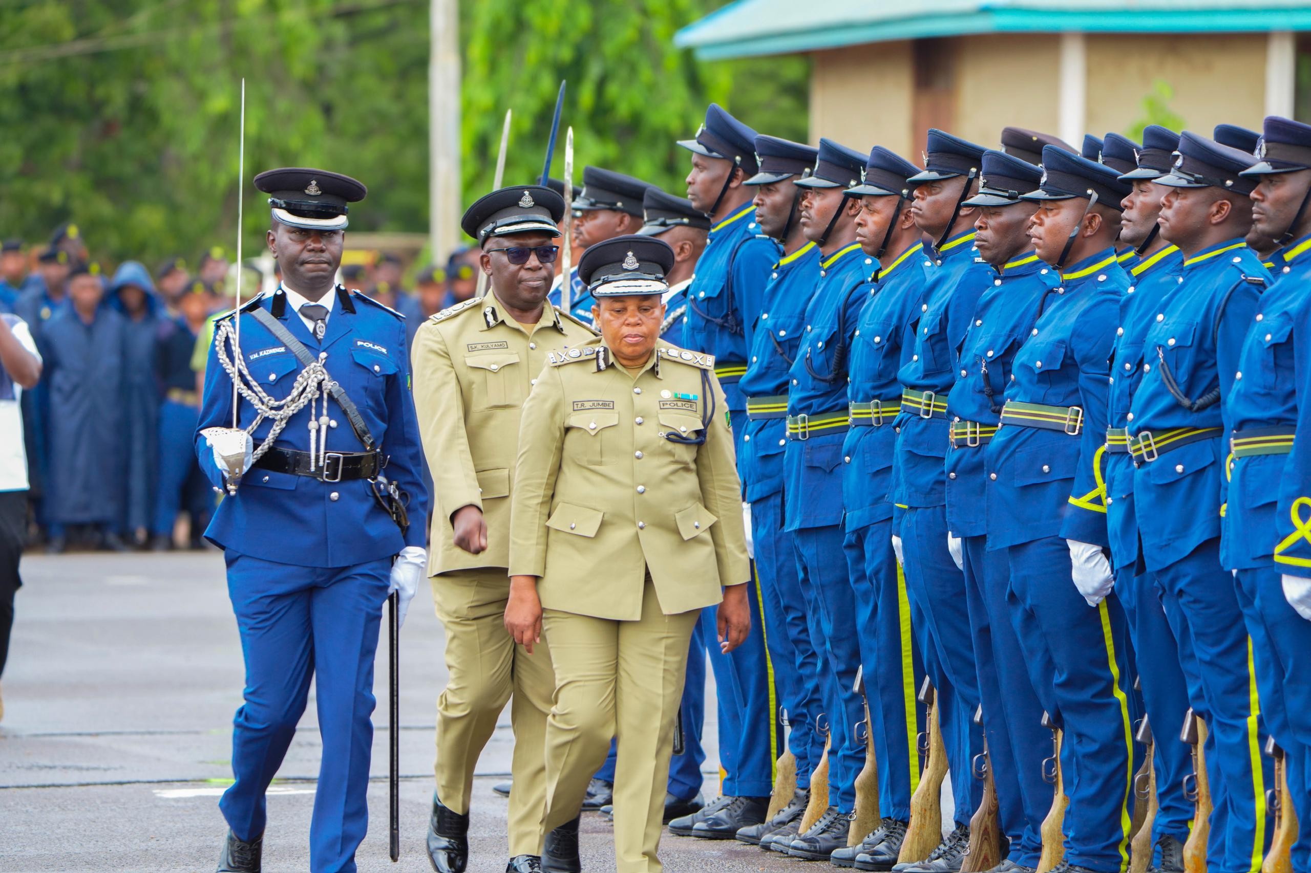 CP TATU AWAHIMIZA WAHITIMU WA UONGOZI MDOGO  WA JESHI LA POLISI KUENDELEA KUSHIRIKIANA NA JAMII Image 1